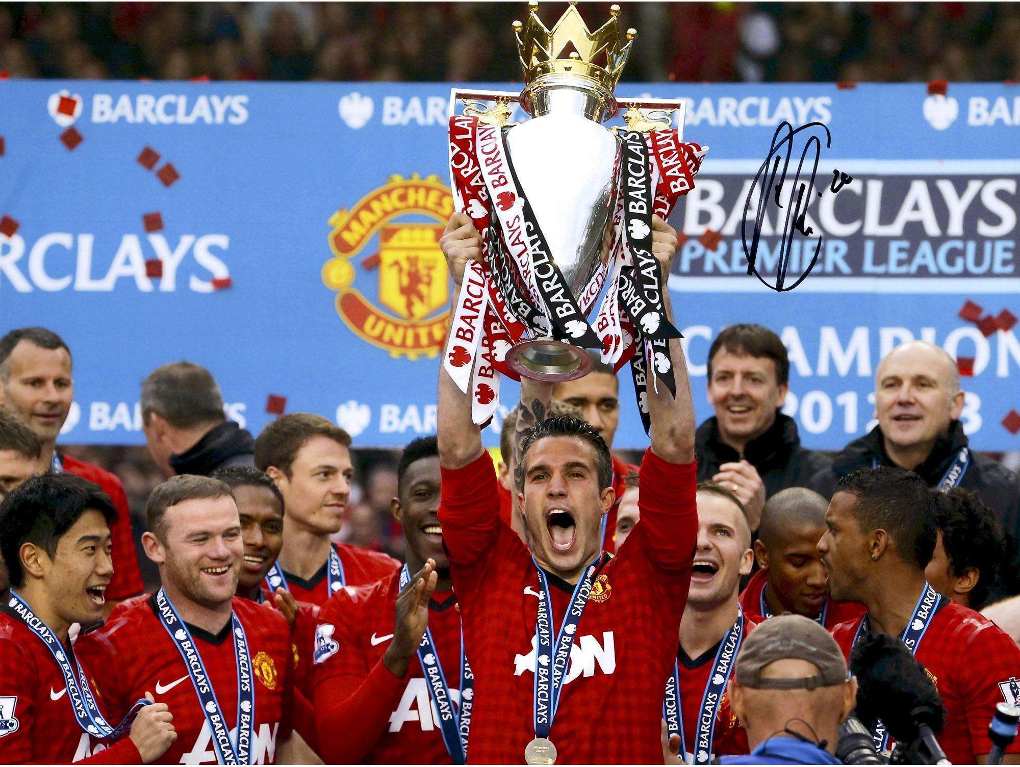 阿森纳击败米兰后获得了奖杯，但没有举杯只是放在地上合了影.