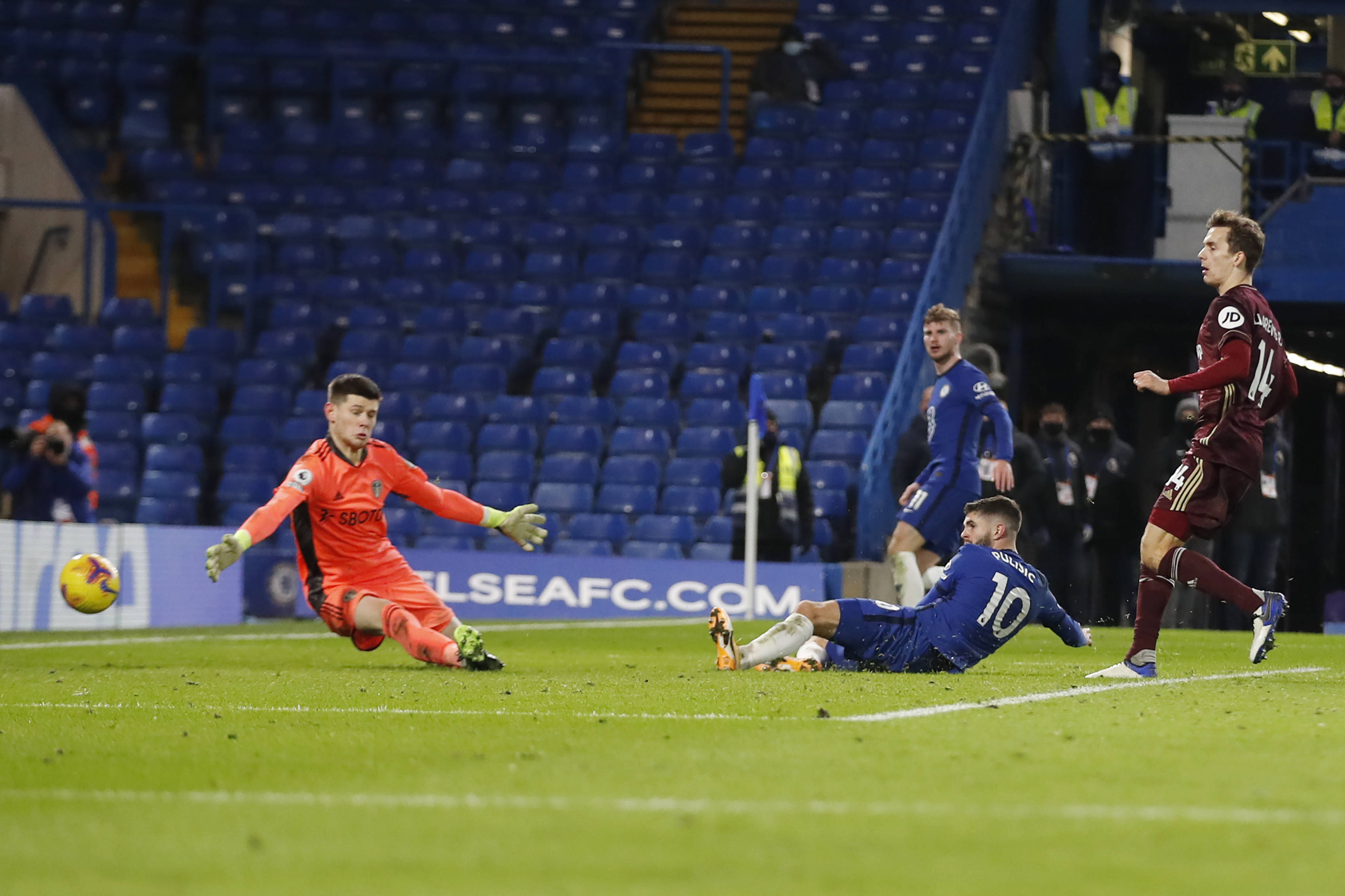 闻发布会上 闻发布会上