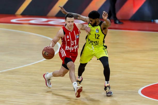 摔跤——亚洲锦标赛：张又方获古典式摔跤97公斤级季军.